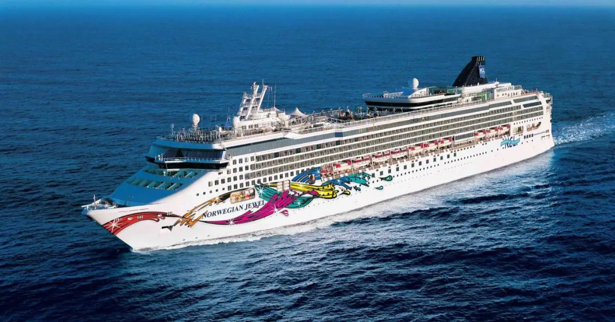 Norwegian Jewel cruise ship sailing